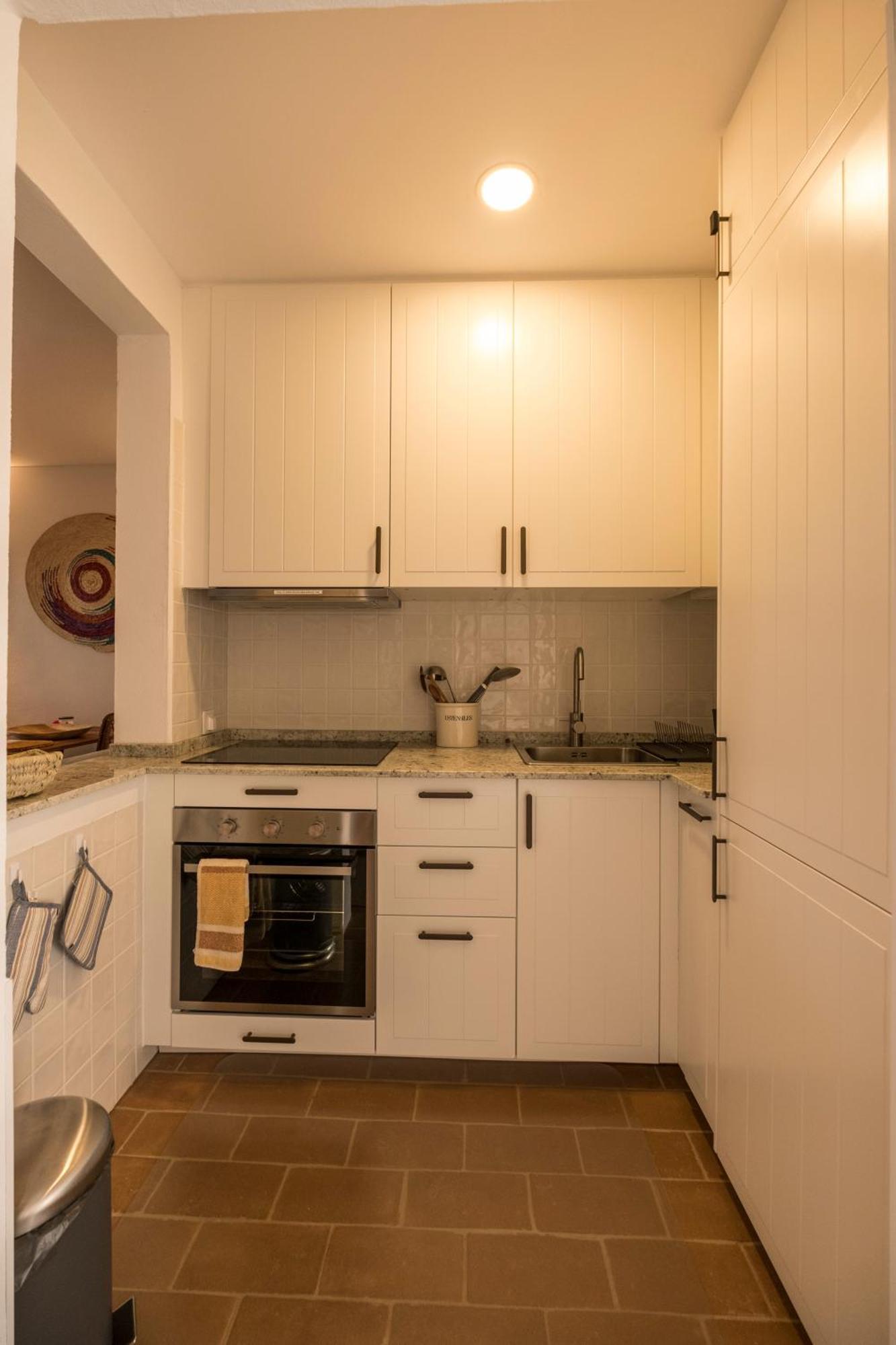 Cozy Beach Apartment W/ Sea View, Free Parking & Ac Carvoeiro  Luaran gambar
